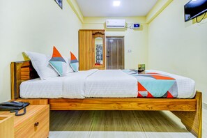 Egyptian cotton sheets, premium bedding, in-room safe, desk - Fabexpress Ragu Residency (Coimbatore)