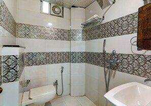 Premium Room | Bathroom | Shower, rainfall showerhead, free toiletries, towels