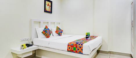 Egyptian cotton sheets, premium bedding, in-room safe, desk