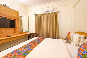 Egyptian cotton sheets, premium bedding, in-room safe, desk