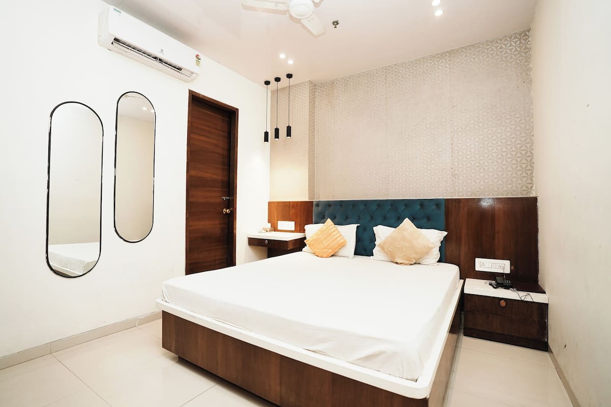 Habitación Deluxe | Caja de seguridad en la habitación, escritorio y camas extra