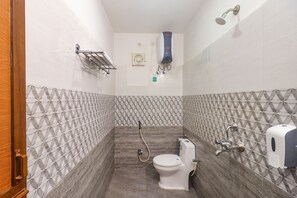 Habitación Deluxe | Baño | Regadera, regadera tipo lluvia, amenidades de baño gratuitas, toallas 