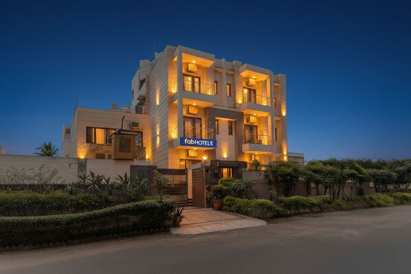Property entrance - Fabhotel Phoenix Hospitality (Gurugram)
