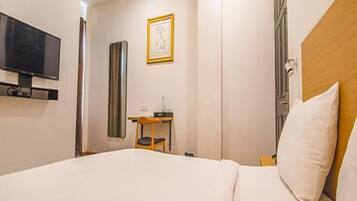 Egyptian cotton sheets, premium bedding, in-room safe, desk