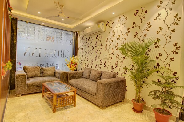 Lobby sitting area - FabHotel Gross inn Suites (New Delhi)