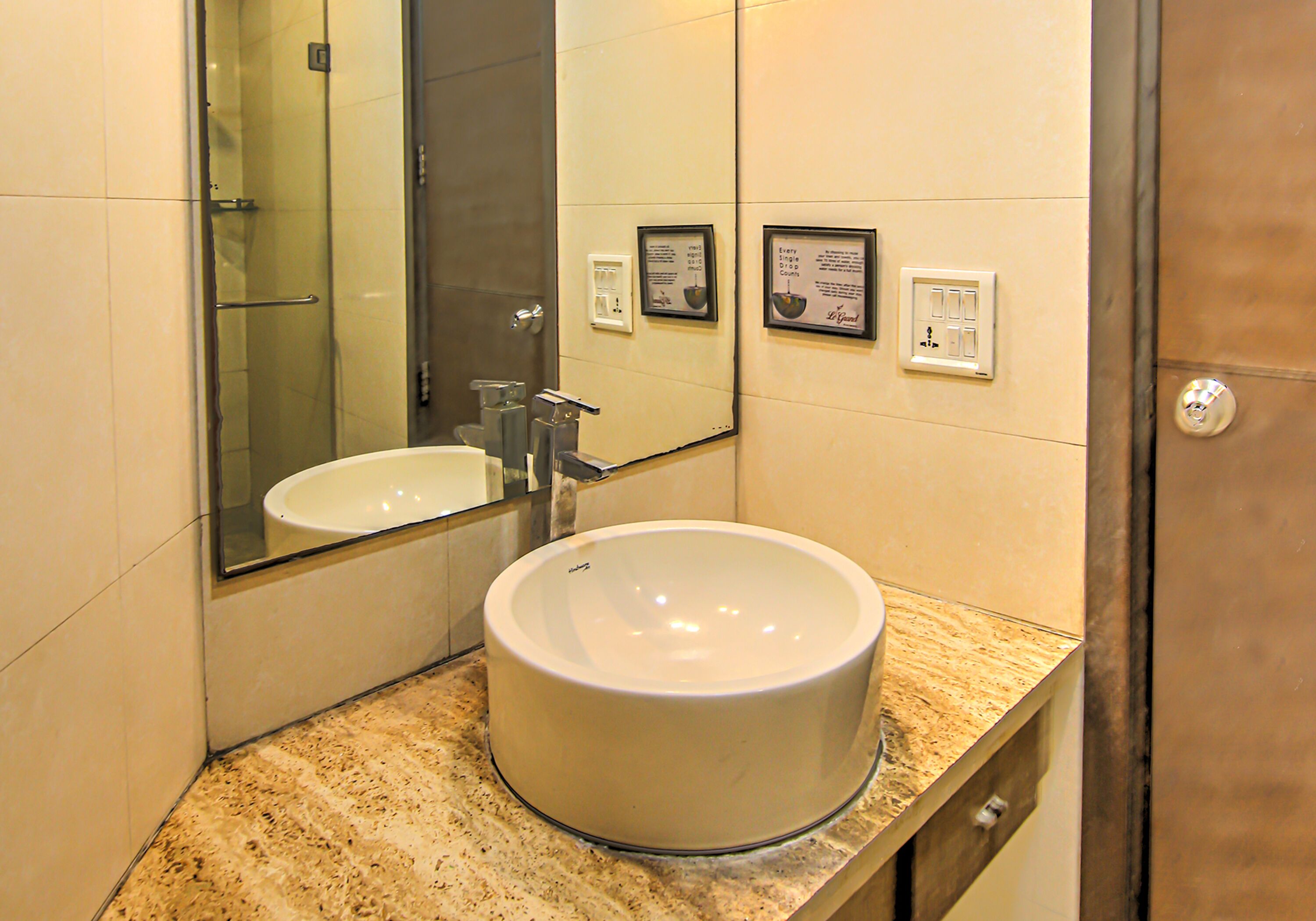 Shower, rainfall showerhead, free toiletries, towels