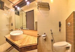 Dusche, Regendusche, kostenlose Toilettenartikel, Handtücher