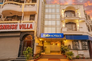 Exterior - FabExpress Le Grand (New Delhi)