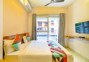 Egyptian cotton sheets, premium bedding, in-room safe, desk