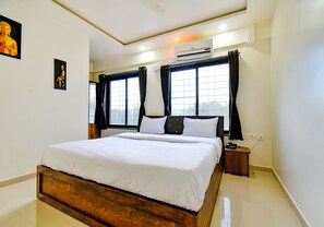Egyptian cotton sheets, premium bedding, in-room safe, desk - Fabhotel White House (Pune)