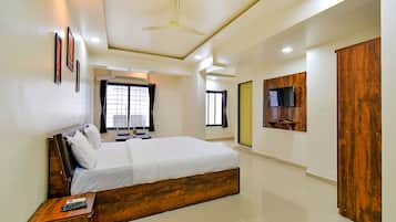 Egyptian cotton sheets, premium bedding, in-room safe, desk