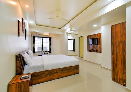 Egyptian cotton sheets, premium bedding, in-room safe, desk