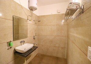 Shower, rainfall showerhead, free toiletries, towels