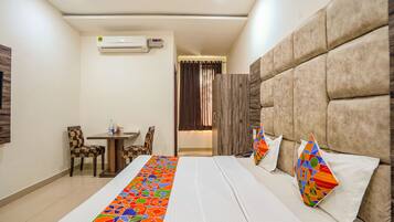 Egyptian cotton sheets, premium bedding, in-room safe, desk