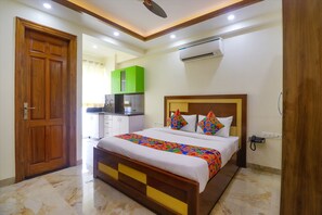 Deluxe Room | Egyptian cotton sheets, premium bedding, in-room safe, desk