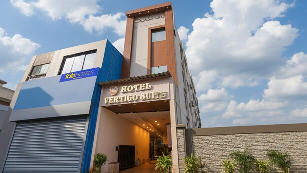 Un moderno edificio de hotel con un cartel que indica 'Hotel Vertigo Suite' y 'Lab Hotels' en la fachada.