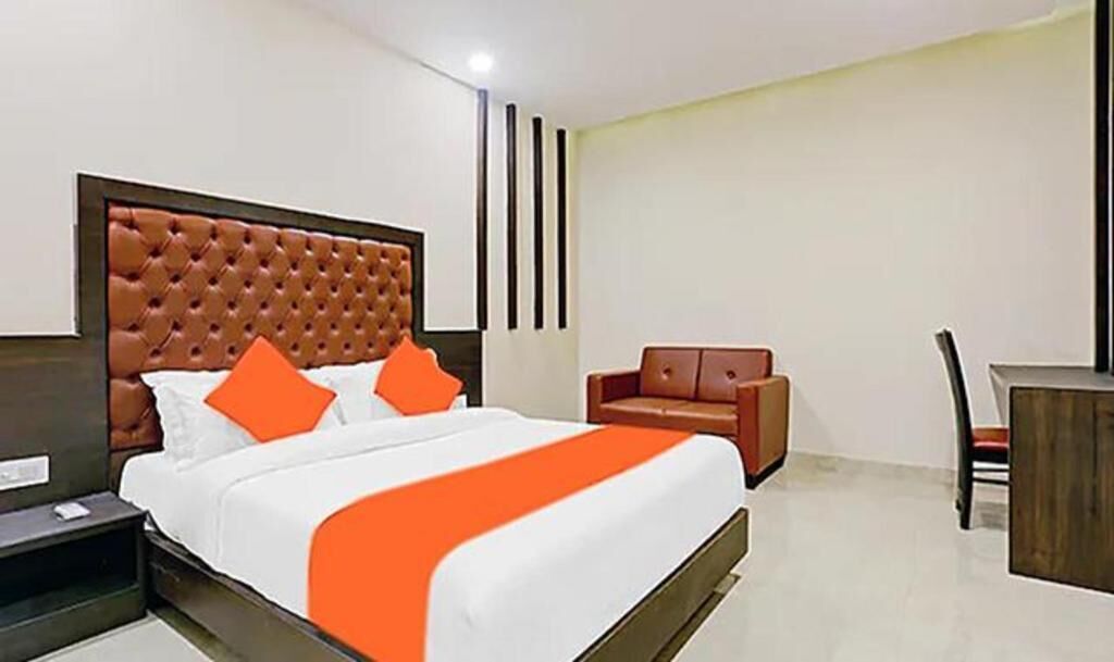 Egyptian cotton sheets, premium bedding, in-room safe, desk