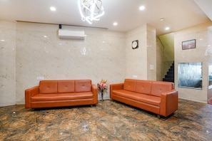 Lobby sitting area - FabHotel Vertigo Suite (Mumbai)