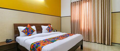 Deluxe Room | Egyptian cotton sheets, premium bedding, in-room safe, desk