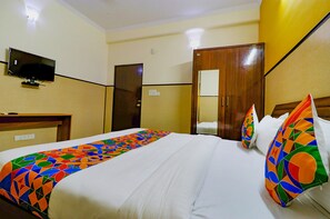 Egyptian cotton sheets, premium bedding, in-room safe, desk - Fabhotel Elite Park (Noida)