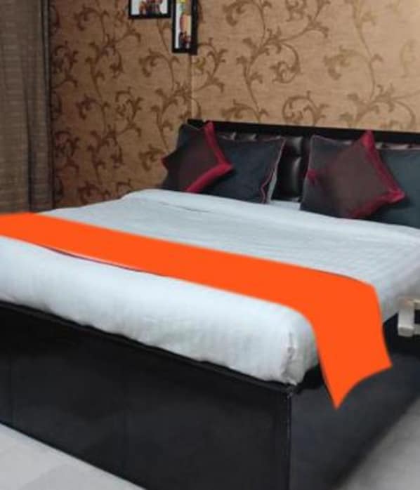 Egyptian cotton sheets, premium bedding, in-room safe, desk