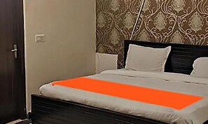 Egyptian cotton sheets, premium bedding, in-room safe, desk