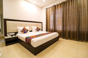 Deluxe Room | Egyptian cotton sheets, premium bedding, in-room safe, desk - Fabhotel Oyster Villa (Gurugram)