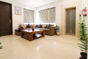 Lobby sitting area - Fabhotel Oyster Villa (Gurugram)