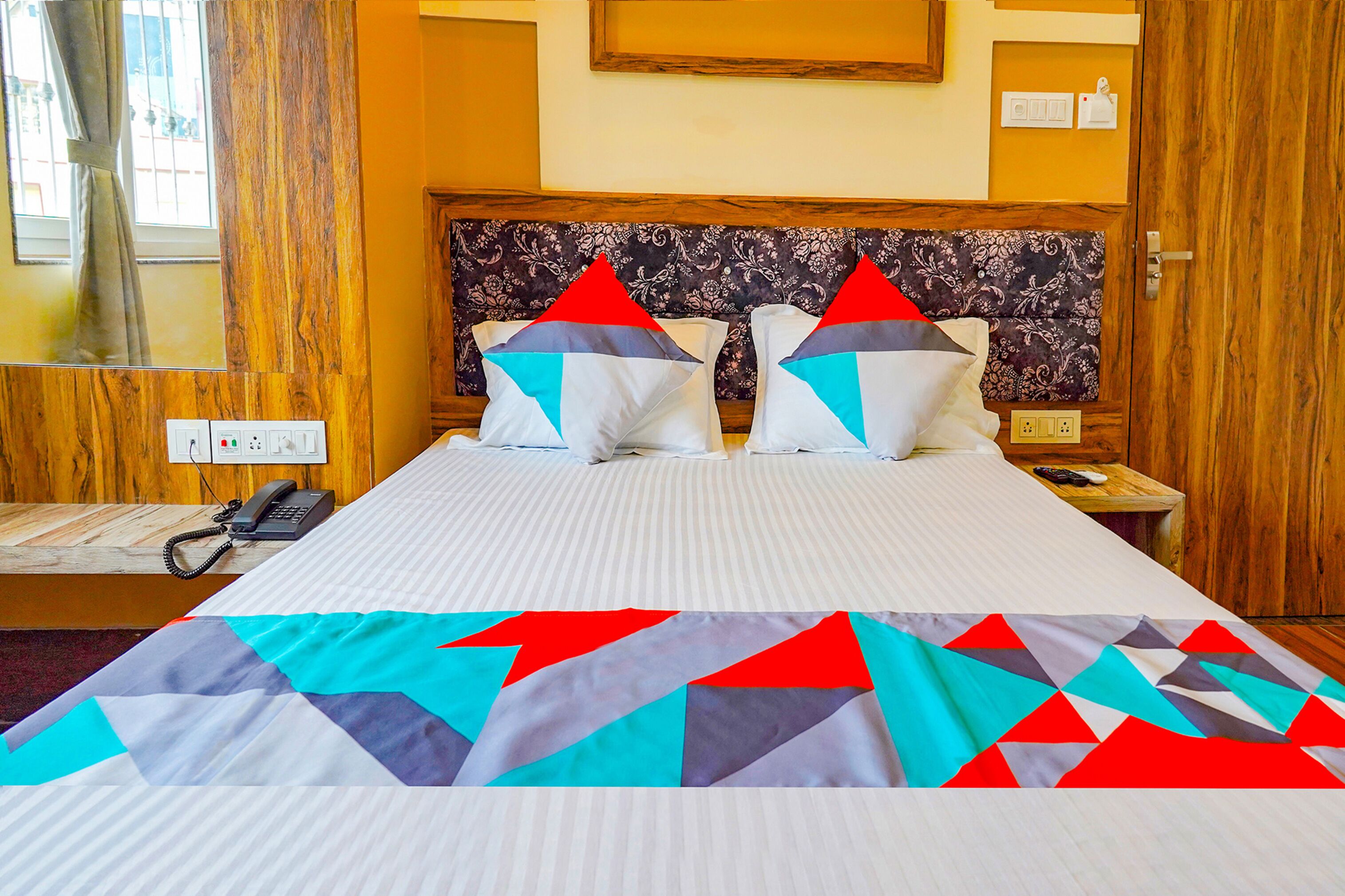 特級客房 | 埃及棉床單、高級寢具、房內夾萬、書桌