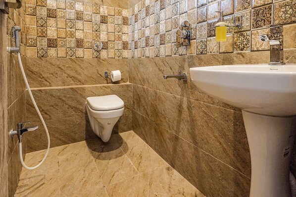 Shower, rainfall showerhead, free toiletries, towels - FabHotel Quest (Kolkata)