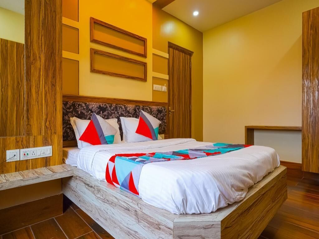 Egyptian cotton sheets, premium bedding, in-room safe, desk