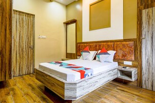 Deluxe Room | Egyptian cotton sheets, premium bedding, in-room safe, desk