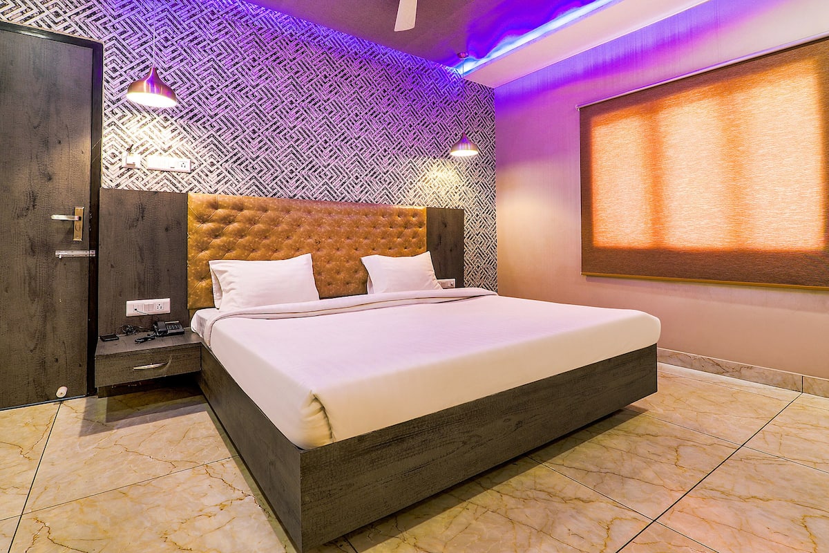 Deluxe Room | Egyptian cotton sheets, premium bedding, in-room safe, desk