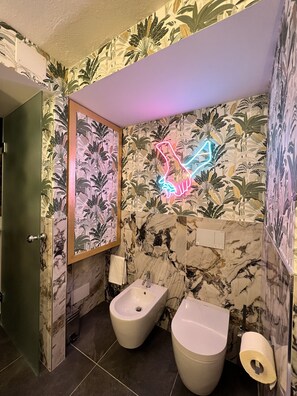 Toalettartikler (inkludert), hårføner, badekåper og tøfler