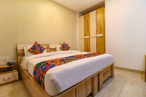 Deluxe Room | Egyptian cotton sheets, premium bedding, in-room safe, desk - Fabhotel The Royal Oak (Gurugram)
