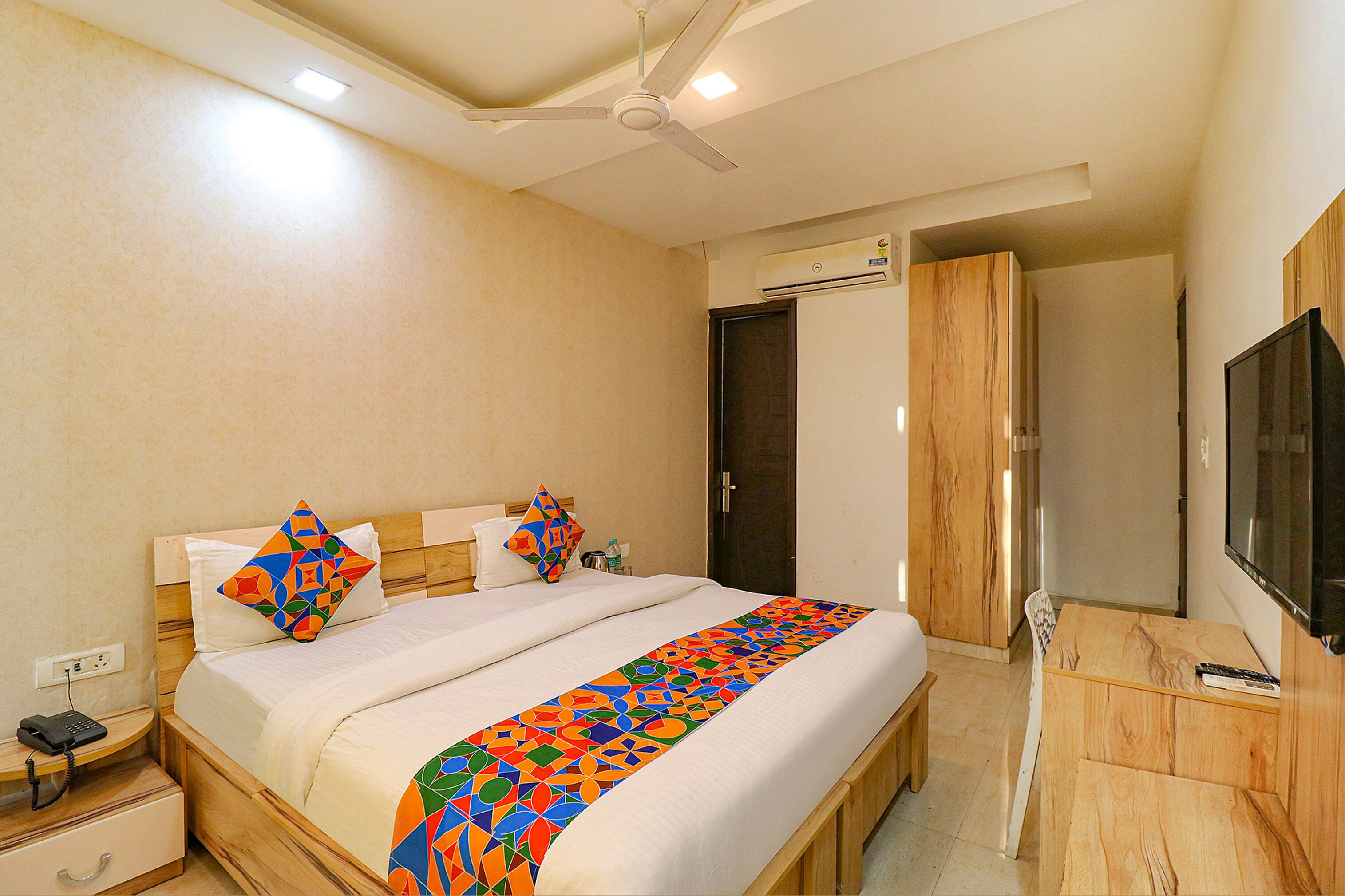 Egyptian cotton sheets, premium bedding, in-room safe, desk