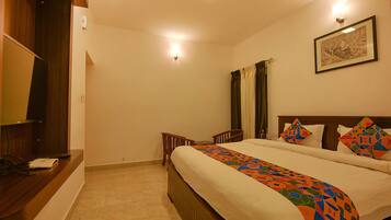 Premium Room | Egyptian cotton sheets, premium bedding, in-room safe, desk