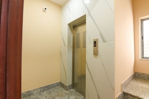 Elevator - Fabhotel Amar Raj Inn (Baruipur)