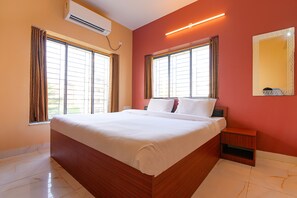 Egyptian cotton sheets, premium bedding, in-room safe, desk - Fabhotel Amar Raj Inn (Baruipur)