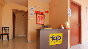 Un comptoir d'accueil d'hôtel avec une pancarte indiquant « Fab Hotels ».