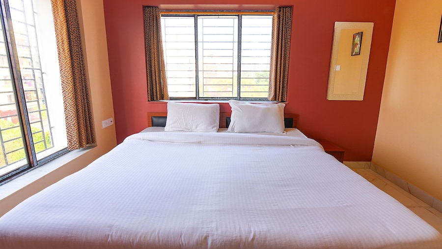 Fabhotel Amar Raj Inn