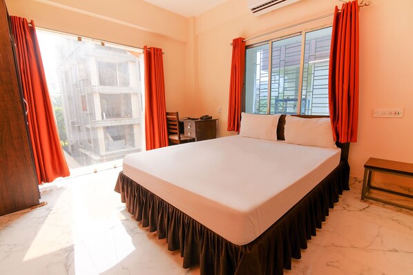 Egyptian cotton sheets, premium bedding, in-room safe, desk