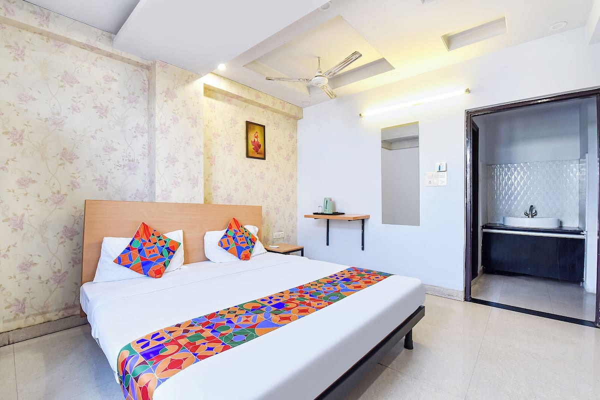 Deluxe Room | Egyptian cotton sheets, premium bedding, in-room safe, desk