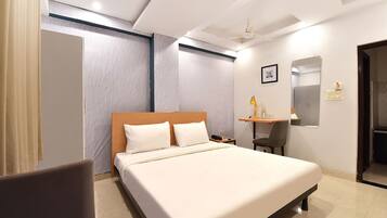Egyptian cotton sheets, premium bedding, in-room safe, desk