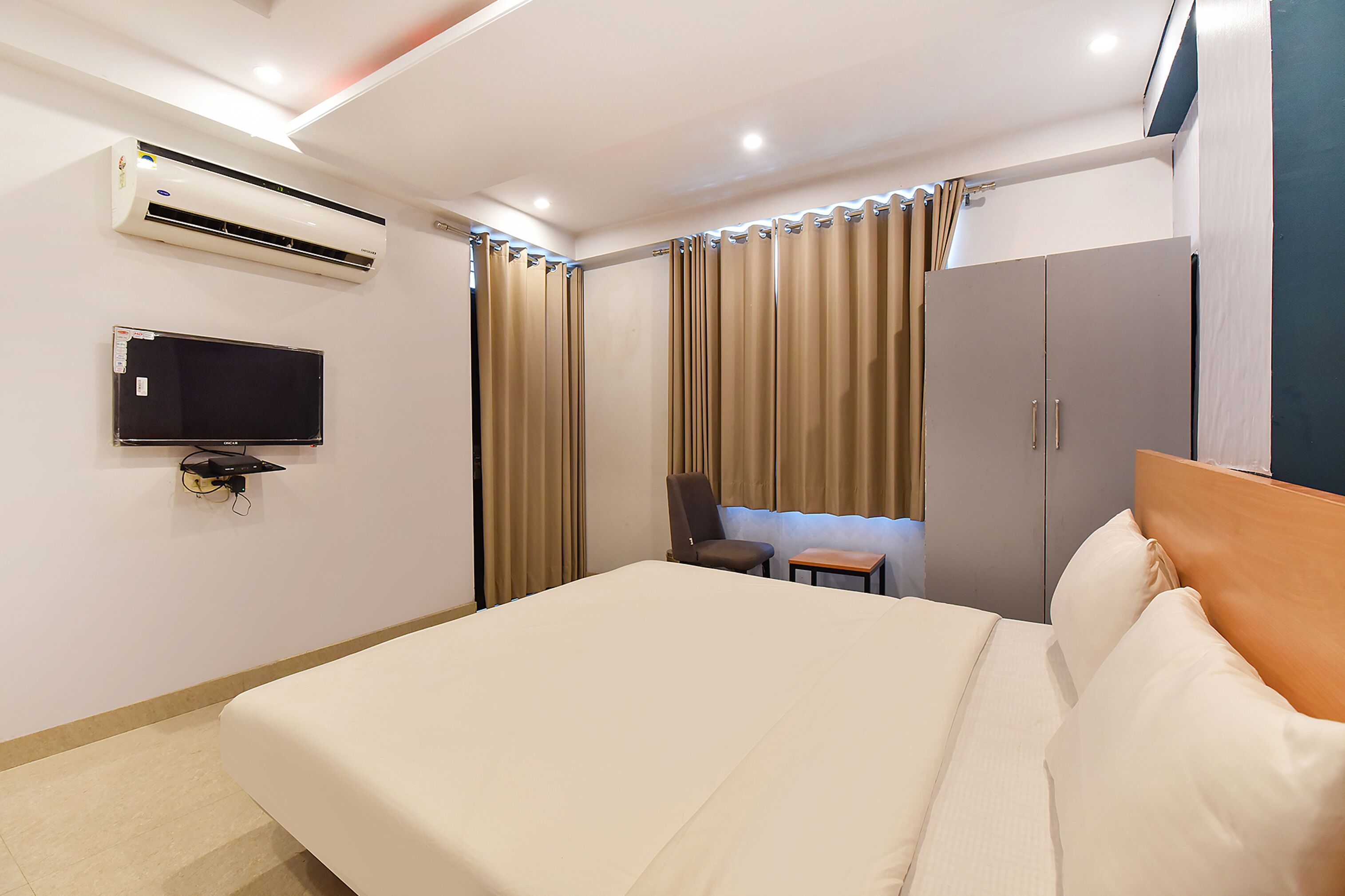 Egyptian cotton sheets, premium bedding, in-room safe, desk