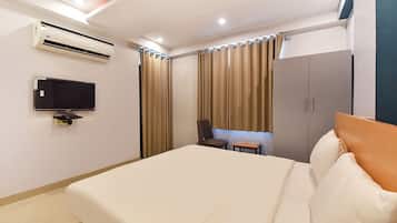 Egyptian cotton sheets, premium bedding, in-room safe, desk