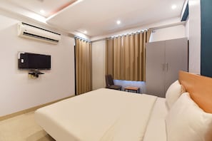Egyptian cotton sheets, premium bedding, in-room safe, desk