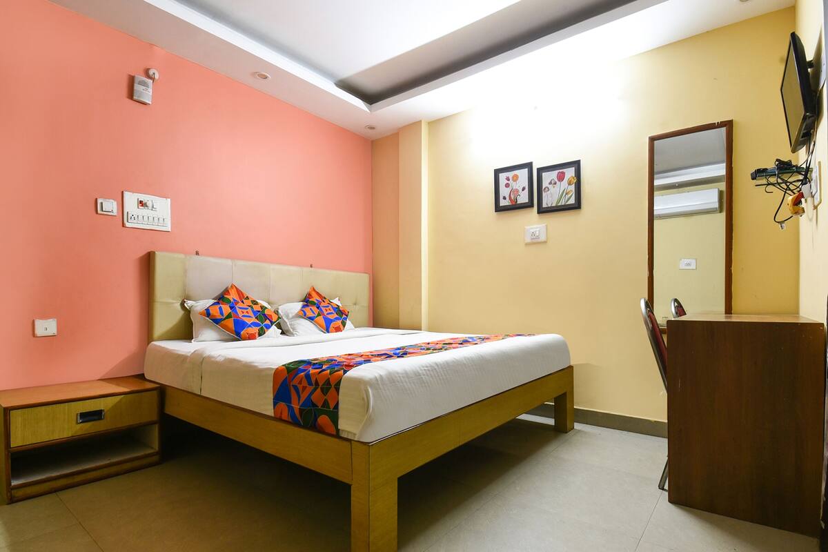 Egyptian cotton sheets, premium bedding, in-room safe, desk