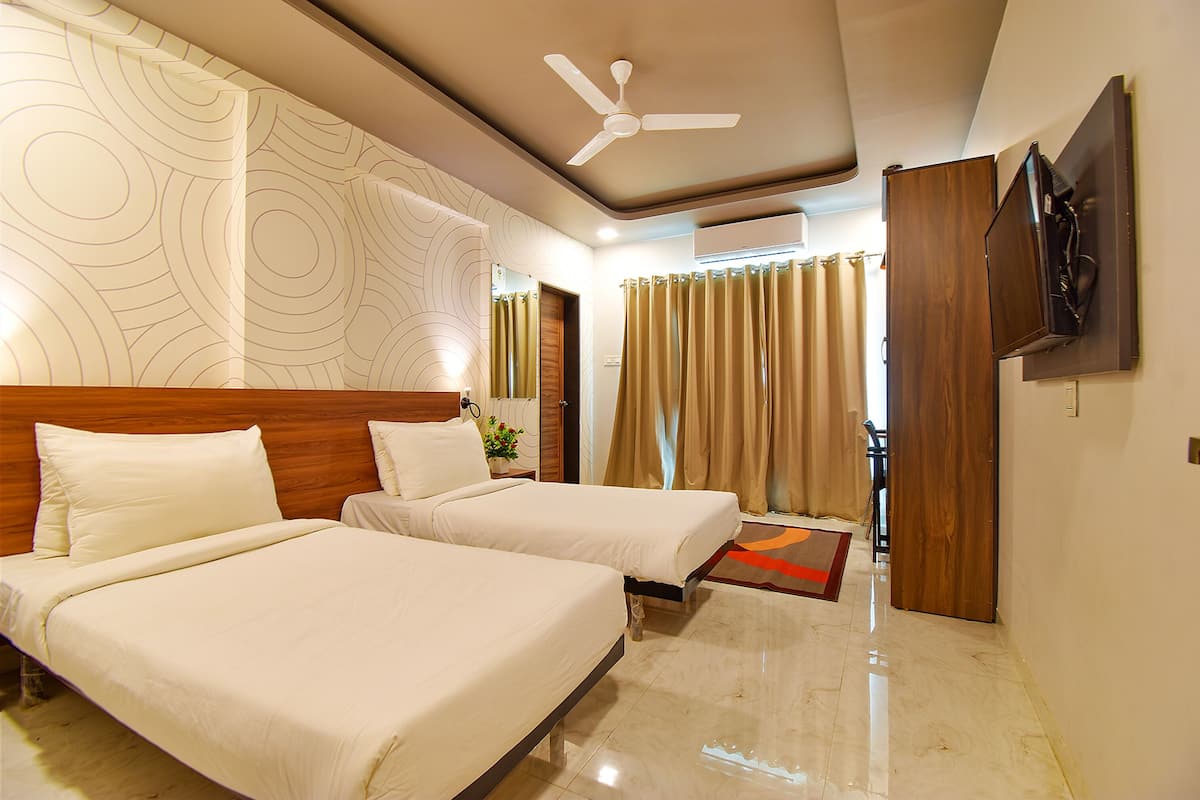 Luxury Studio Suite | Egyptian cotton sheets, premium bedding, in-room safe, desk