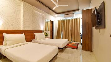 Egyptian cotton sheets, premium bedding, in-room safe, desk